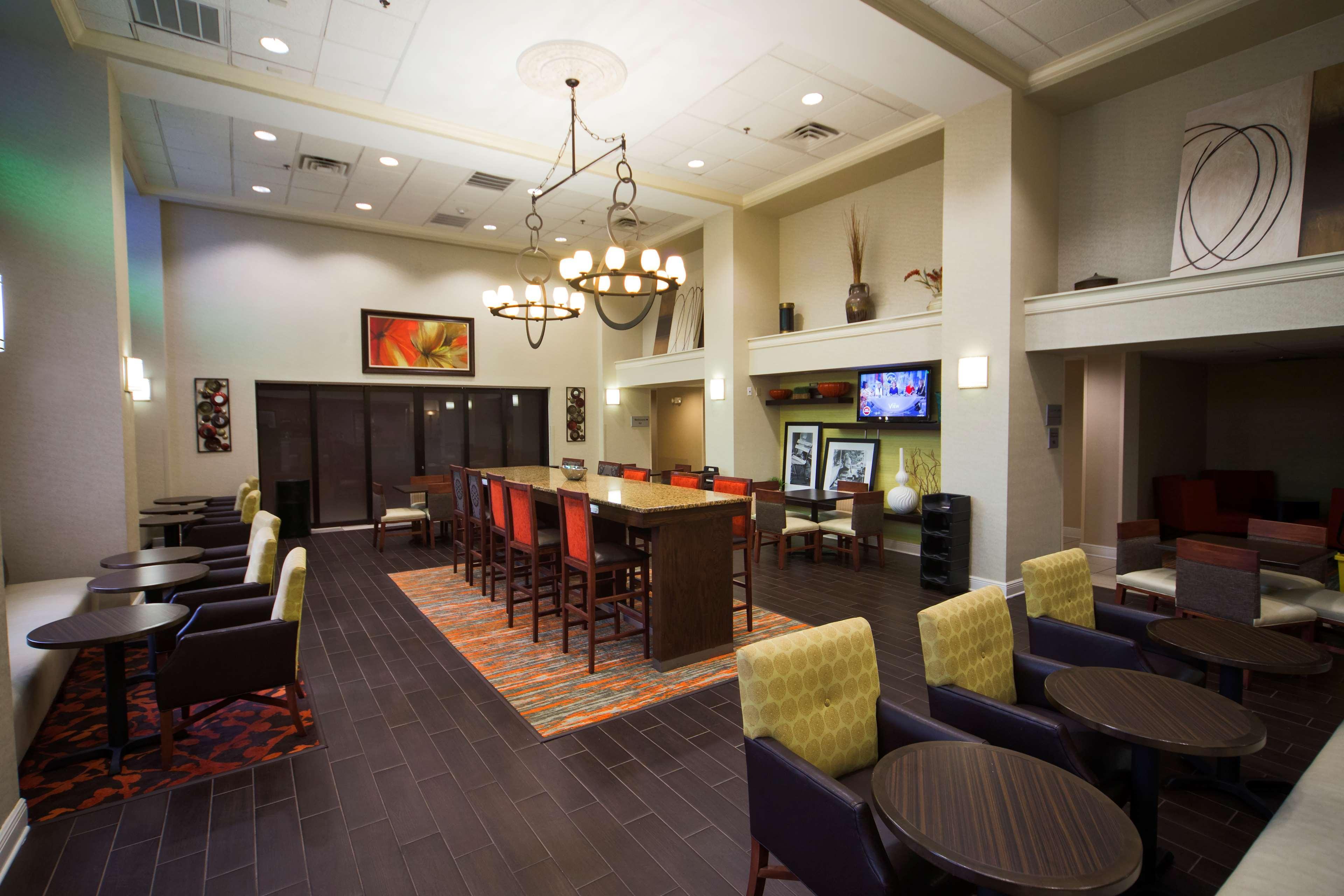 Hampton Inn & Suites Valdosta/Conference Center Exterior photo
